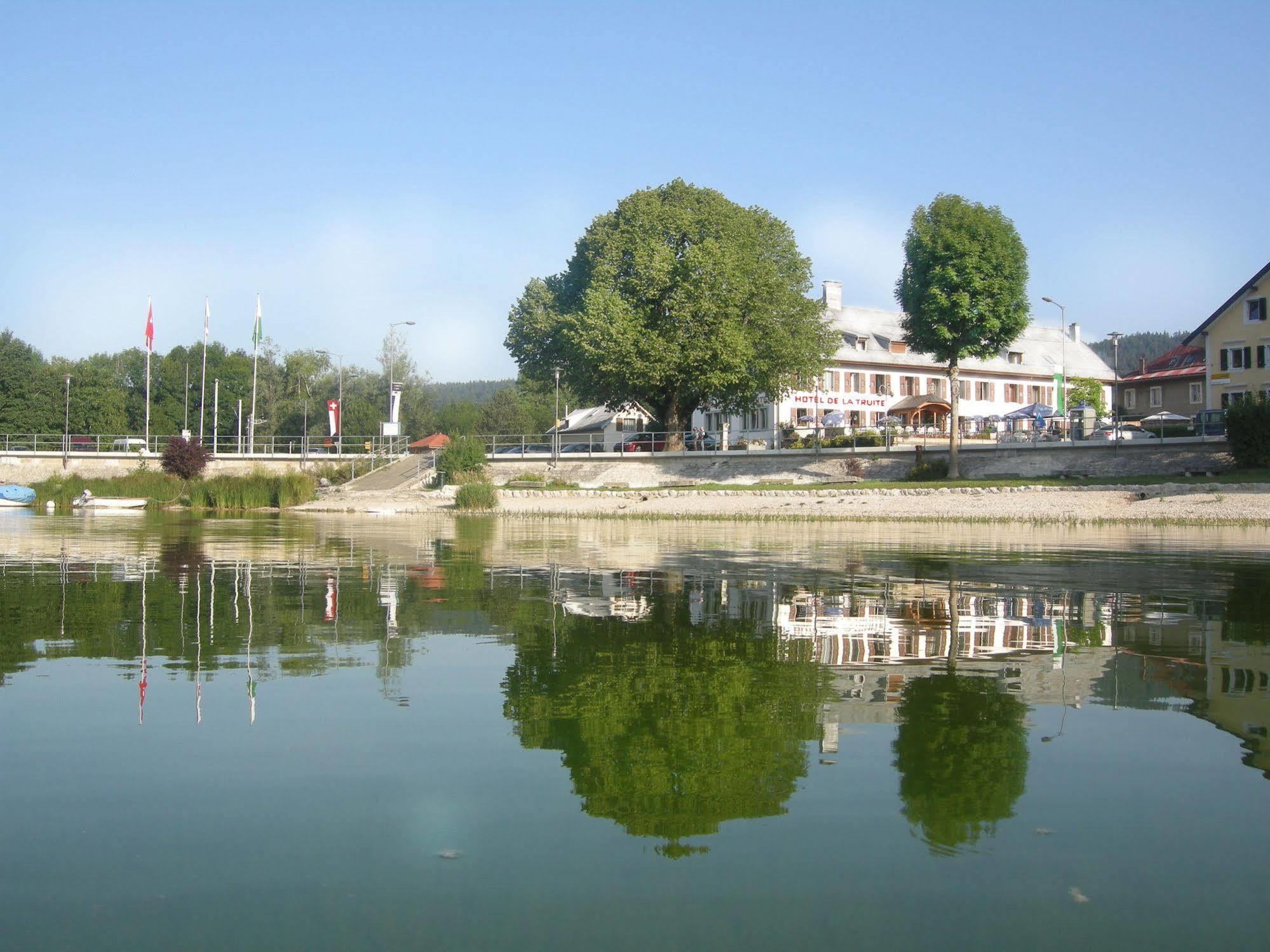 Hotel De La Truite & Spa Le Petit Nautilus Le Pont Bagian luar foto